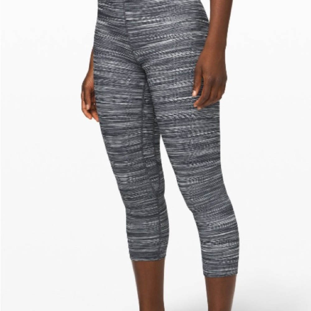 lululemon athletica Black and Gray Patterned Cropped Align Leggings 21’